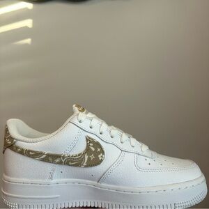 NEW - Women’s Nike Air Force 1